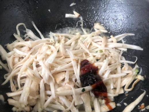 炒鸡腿菇的做法