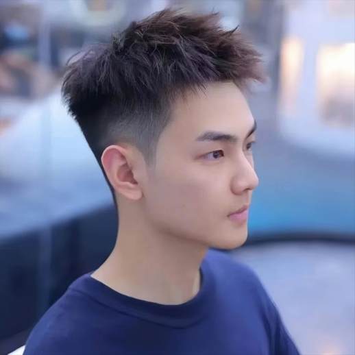中分发型男怎么吹