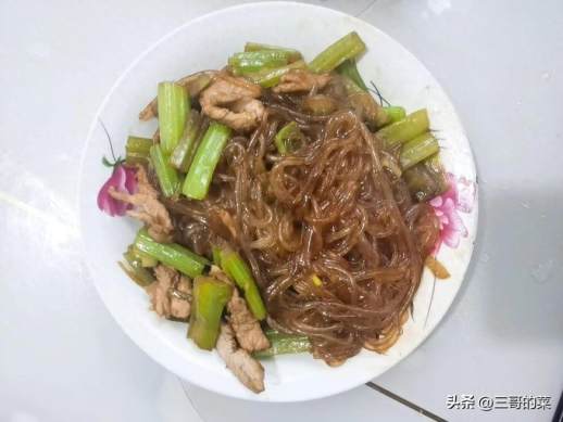 芹菜炒粉条的做法