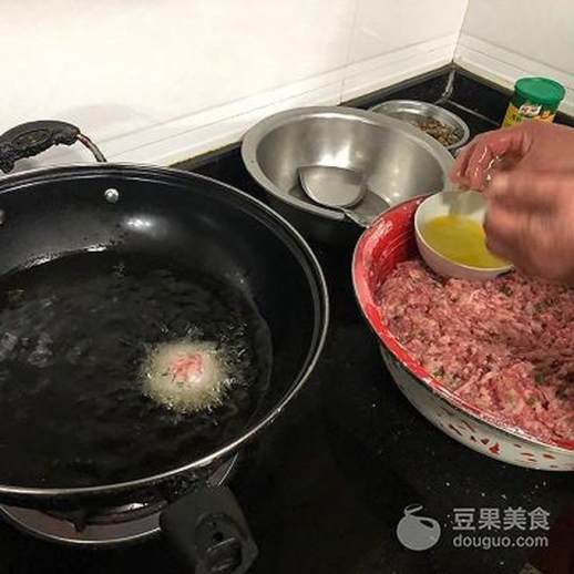 油炸猪肉丸子的做法