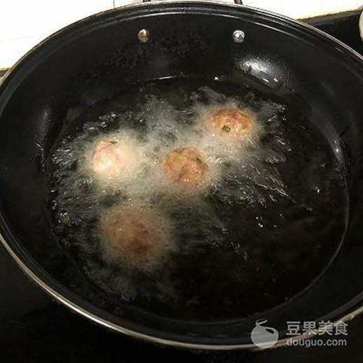 油炸猪肉丸子的做法