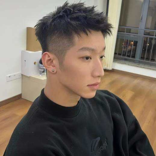 中分发型男怎么吹