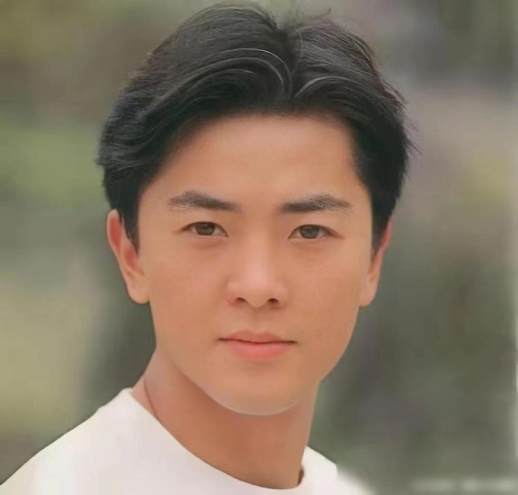 美人尖适合什么发型
