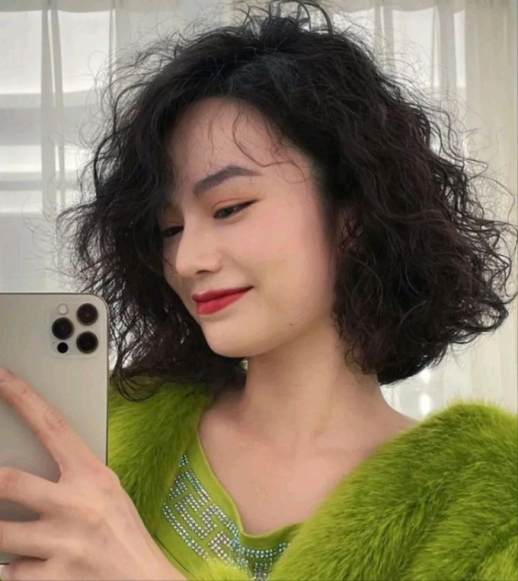 发量多适合什么发型