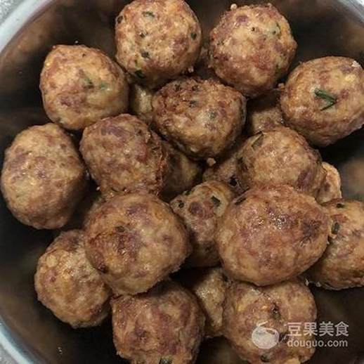 油炸猪肉丸子的做法