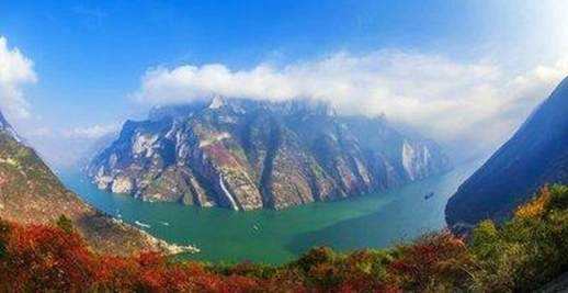 浮天水送无穷树带雨云埋一半山