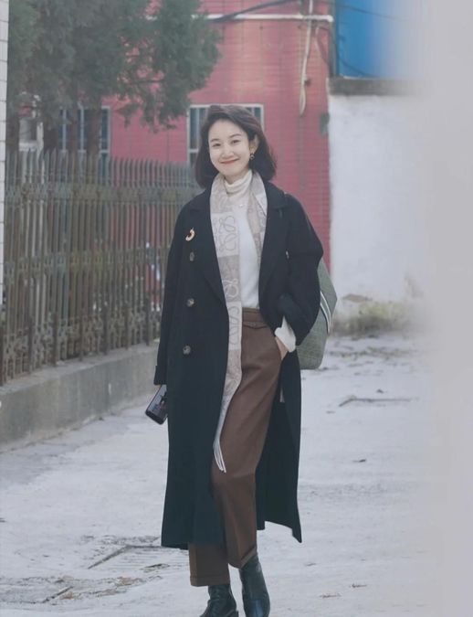 直筒裤配什么鞋_黑色直筒裤搭配图片