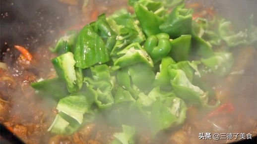 青椒辣子鸡的家常做法_四川正宗青椒辣子鸡