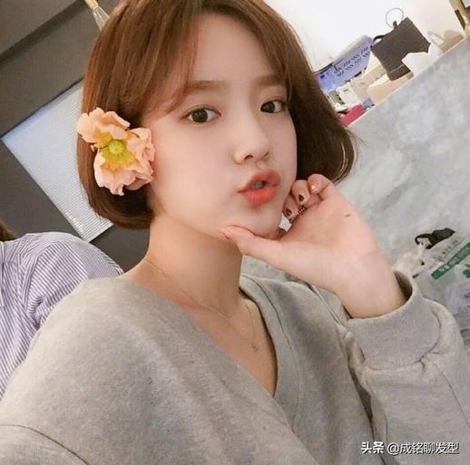圆脸烫什么卷发好看_女人圆脸发型图片