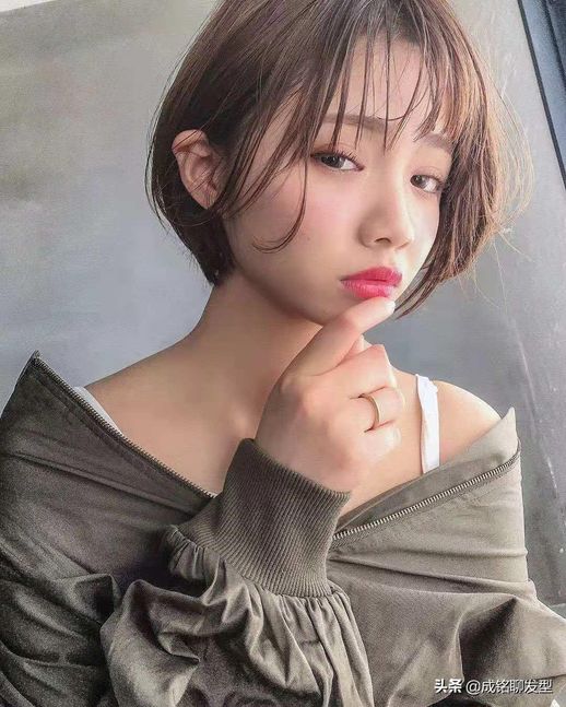 圆脸烫什么卷发好看_女人圆脸发型图片