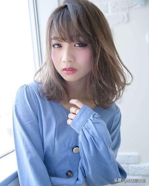 圆脸烫什么卷发好看_女人圆脸发型图片
