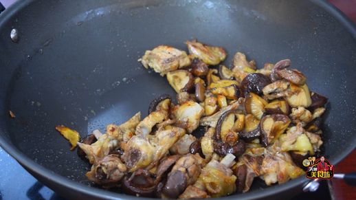 炒鸡肉怎么做好吃_鸡肉和什么炒比较好吃