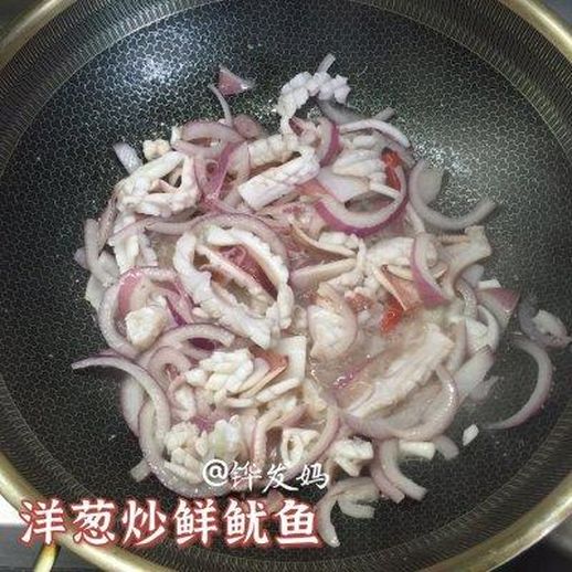 洋葱炒鱿鱼的家常做法_鱿鱼是直接炒还是焯水