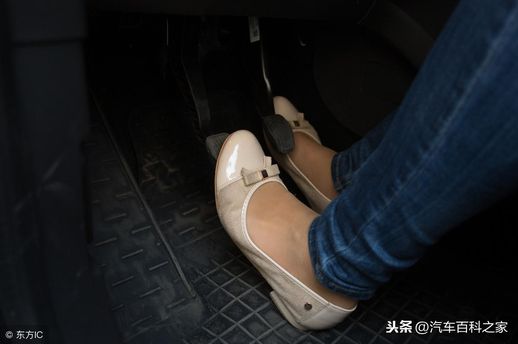 踩离合踩油门会怎么样_离合和油门一起踩扣几分