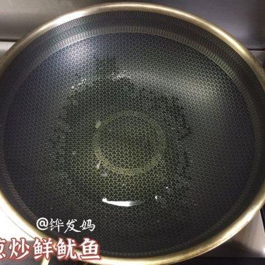 洋葱炒鱿鱼的家常做法_鱿鱼是直接炒还是焯水