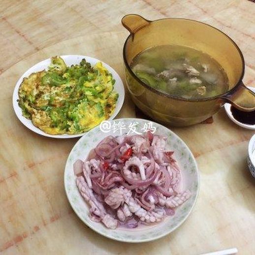 洋葱炒鱿鱼的家常做法_鱿鱼是直接炒还是焯水