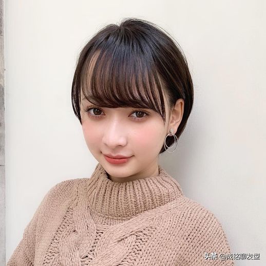 圆脸烫什么卷发好看_女人圆脸发型图片