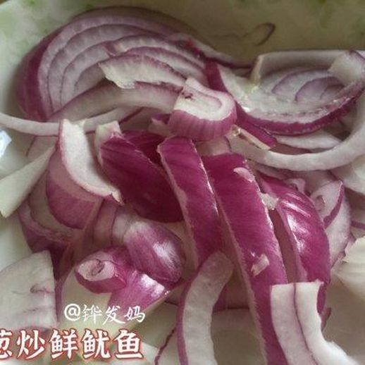 洋葱炒鱿鱼的家常做法_鱿鱼是直接炒还是焯水