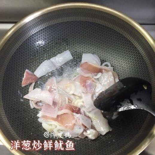 洋葱炒鱿鱼的家常做法_鱿鱼是直接炒还是焯水