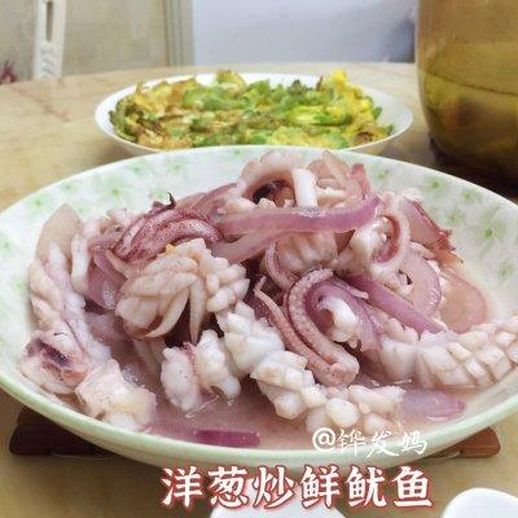 洋葱炒鱿鱼的家常做法_鱿鱼是直接炒还是焯水