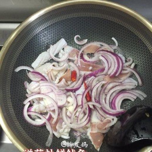 洋葱炒鱿鱼的家常做法_鱿鱼是直接炒还是焯水