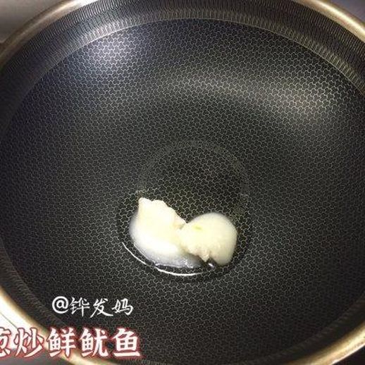 洋葱炒鱿鱼的家常做法_鱿鱼是直接炒还是焯水