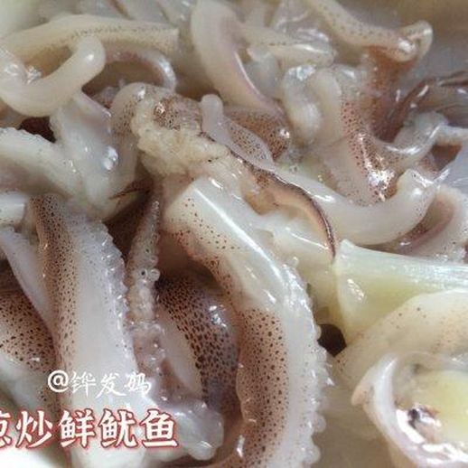 洋葱炒鱿鱼的家常做法_鱿鱼是直接炒还是焯水
