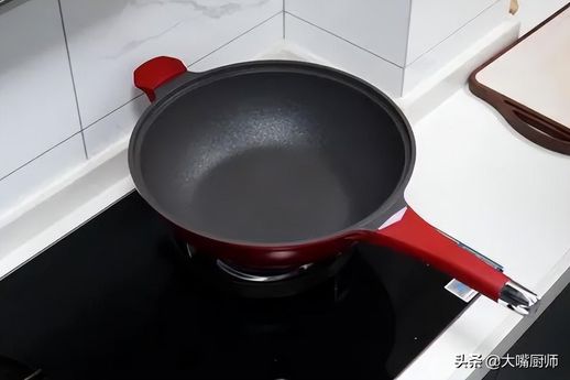不粘锅涂层脱落还能用吗_不粘锅涂层不小心弄破了一点