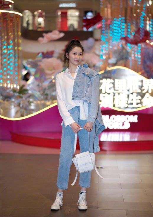 牛仔裤配什么上衣_牛仔裤怎么配上衣才好看图片