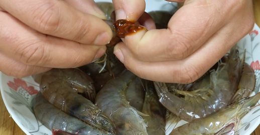虾线怎么挑出来_虾线怎么去除简单方法