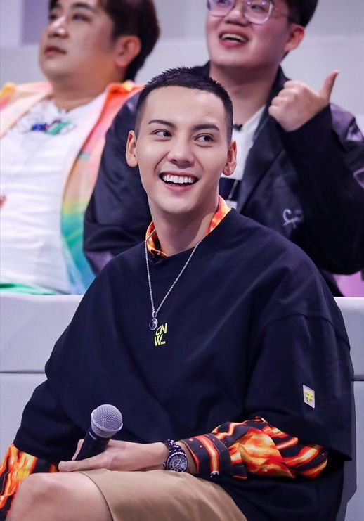 头大脸大男生发型图片_头大脸大男生发型图片大全