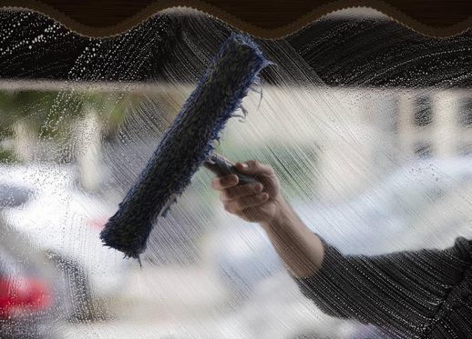 水中加什么擦玻璃干净_窗户玻璃怎么擦才干净妙招