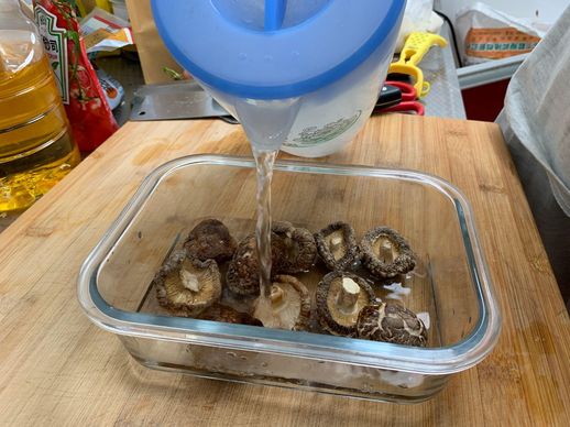 干蘑菇泡多长时间_干野生菌泡了一晚上能吃吗